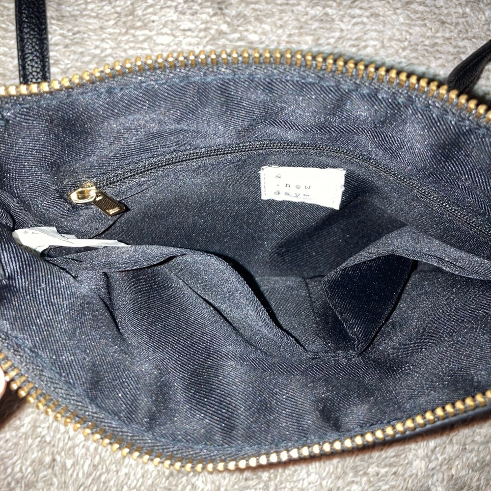 Multi-pocket crossbody - Picture 6 of 6